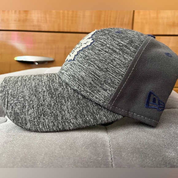 Toronto Maple Leafs Ladies Hat - Picture 2 of 4